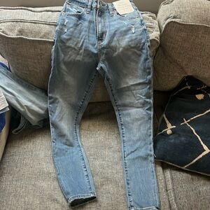 Abercrombie&fitch:The super skinny ankle jean never worn and new with tag 00/24